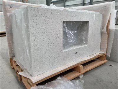 Kristallivalkoinen kvartsikivi kylpyhuoneen suunnitteluun